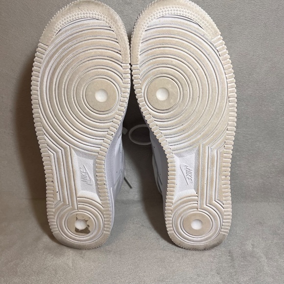 Nike Air Force 1 Men\'s Low Triple White Leather Sneakers Shoe Size 10.5 main image 11